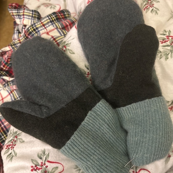 Green winter rose super warm and cuddly mittens never worn - Picture 2 of 7